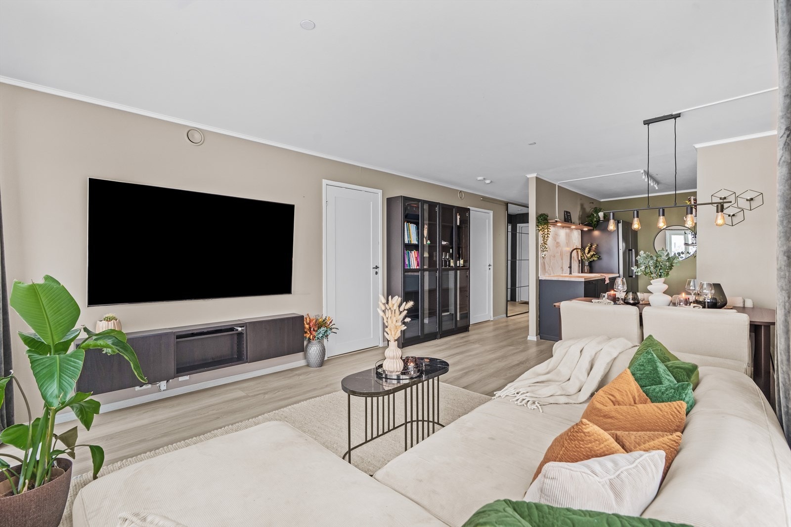 Romslig stue med gode lysforhold Galleribilde