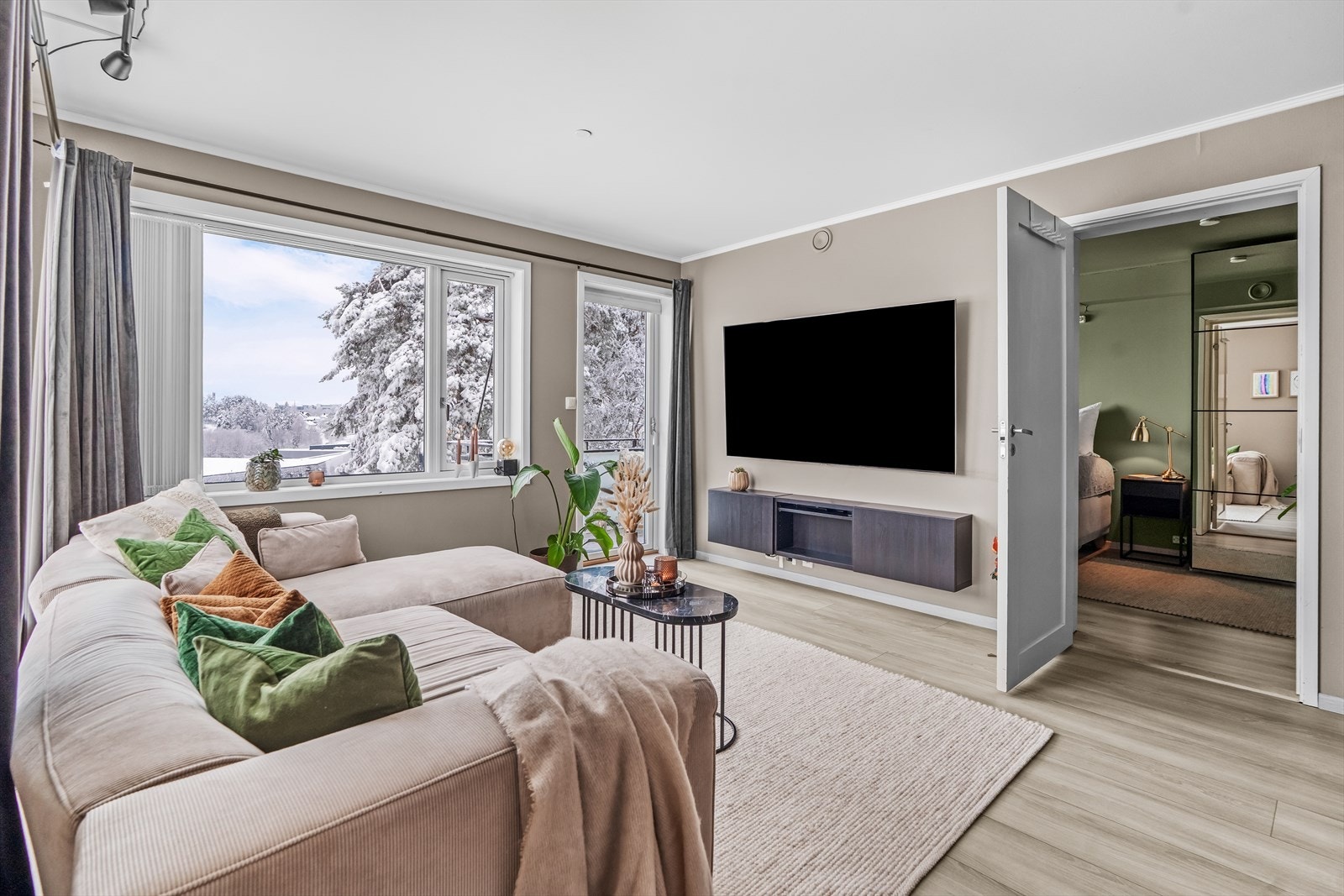 Leiligheten er malt i moderne og innbydene farger Galleribilde