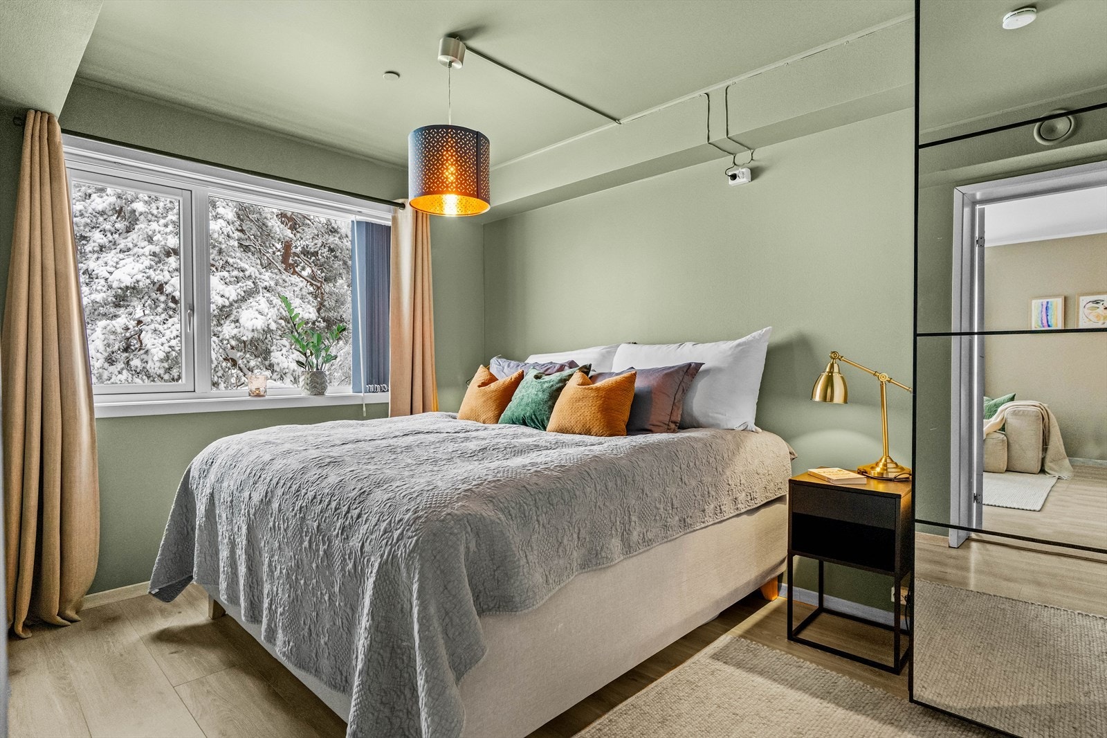 Hovedsoverom med god plass til dobbeltseng Galleribilde