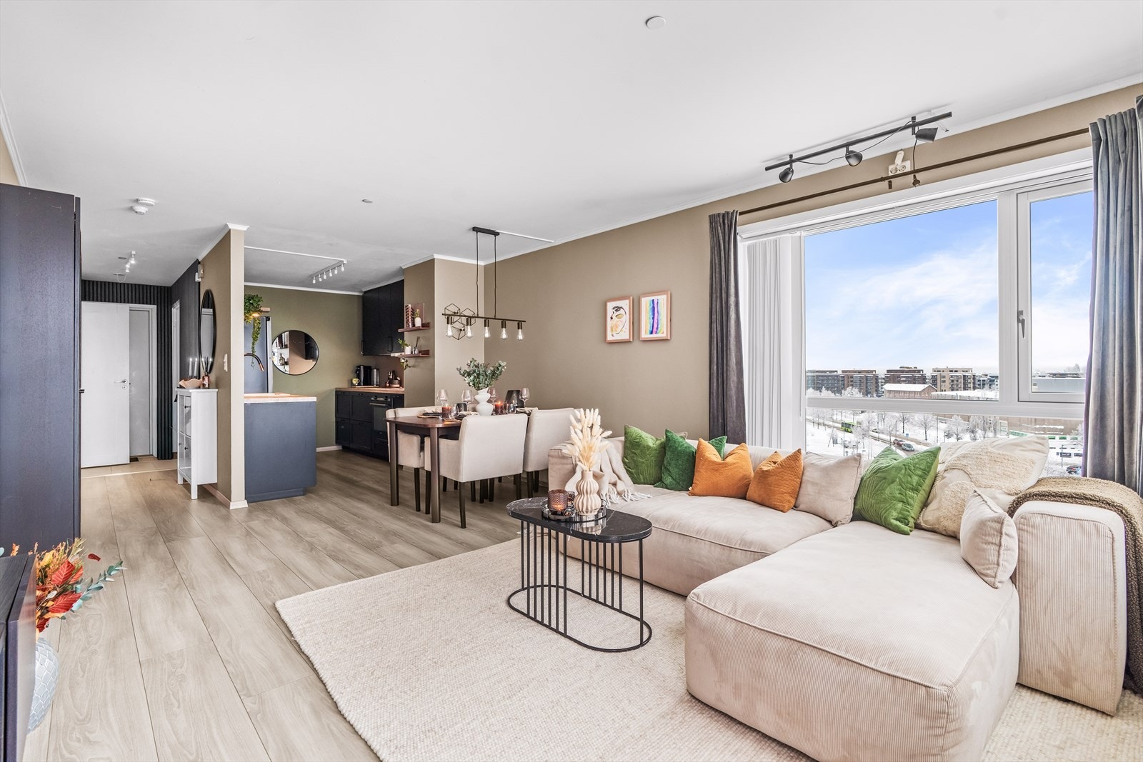 Stuen ligger i delvis åpen løsning mot kjøkkenet, og har rikelig med naturlig lys. Galleribilde