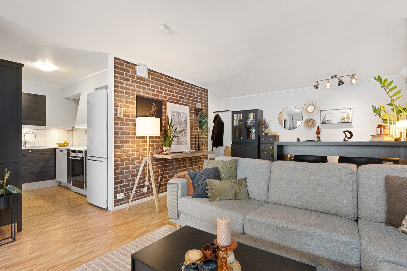 Åpen løsning mellom stue og kjøkken gir god romfølelse. Galleribilde