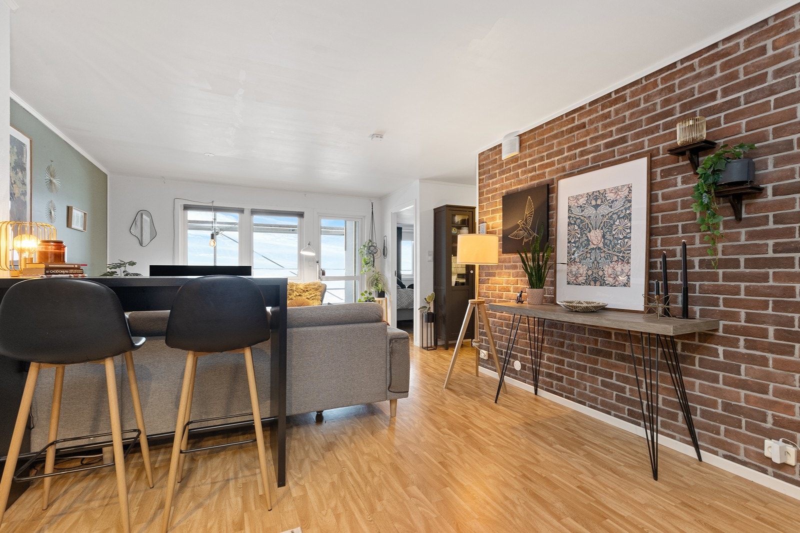 Teglsteinsvegg gir en rustikk detalj til interiøret. Galleribilde