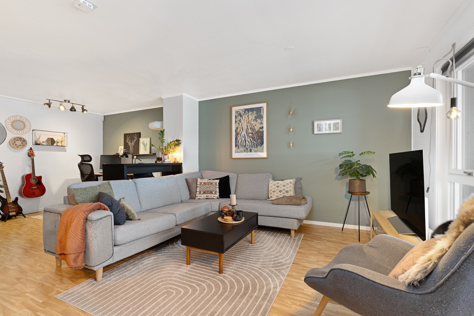 Store vindusflater gir naturlig lysinnslipp i stuen. Galleribilde