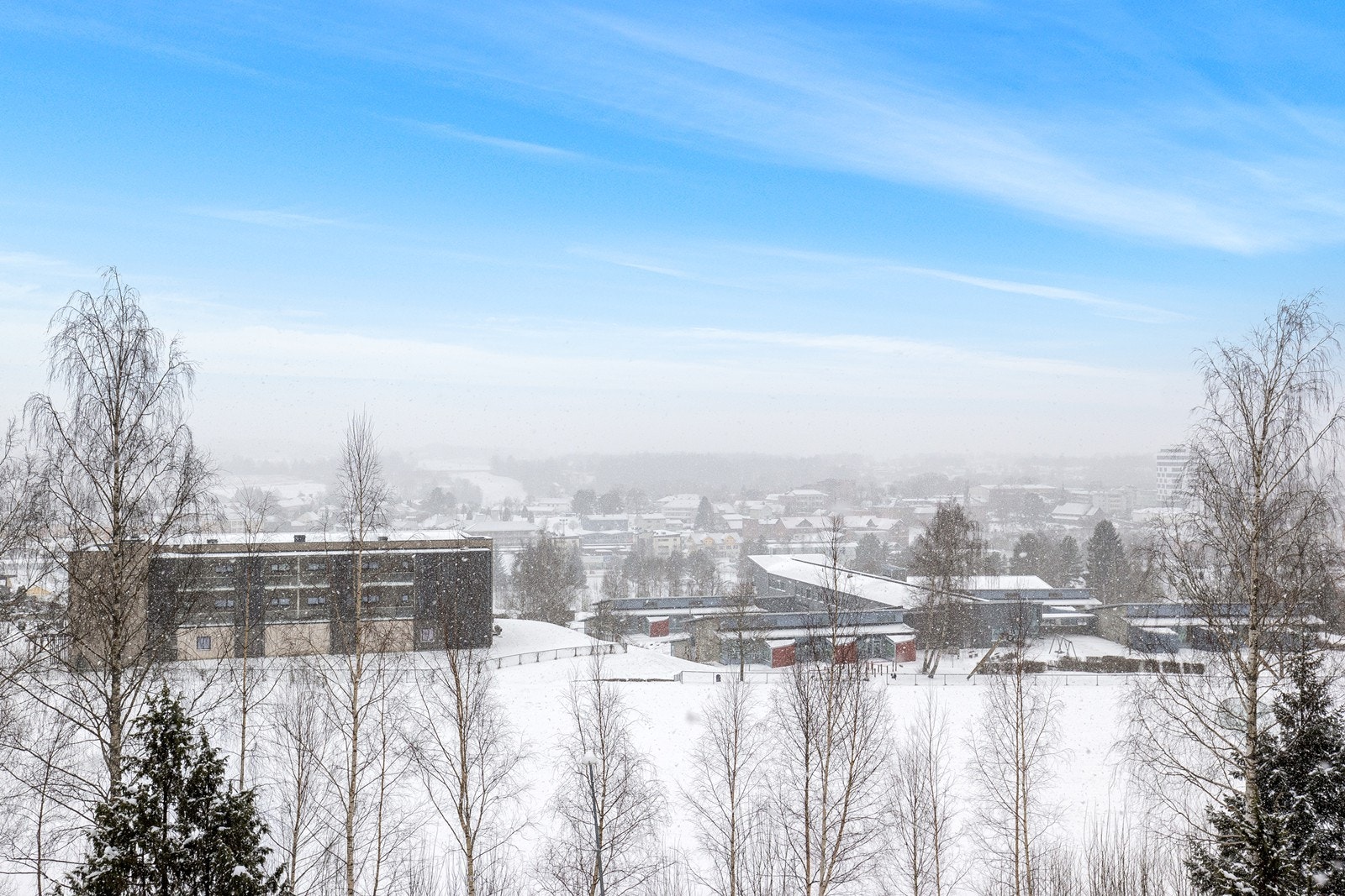 Utsikt over nærområdet gir et innblikk i den omkringliggende bebyggelsen og landskapet. Galleribilde