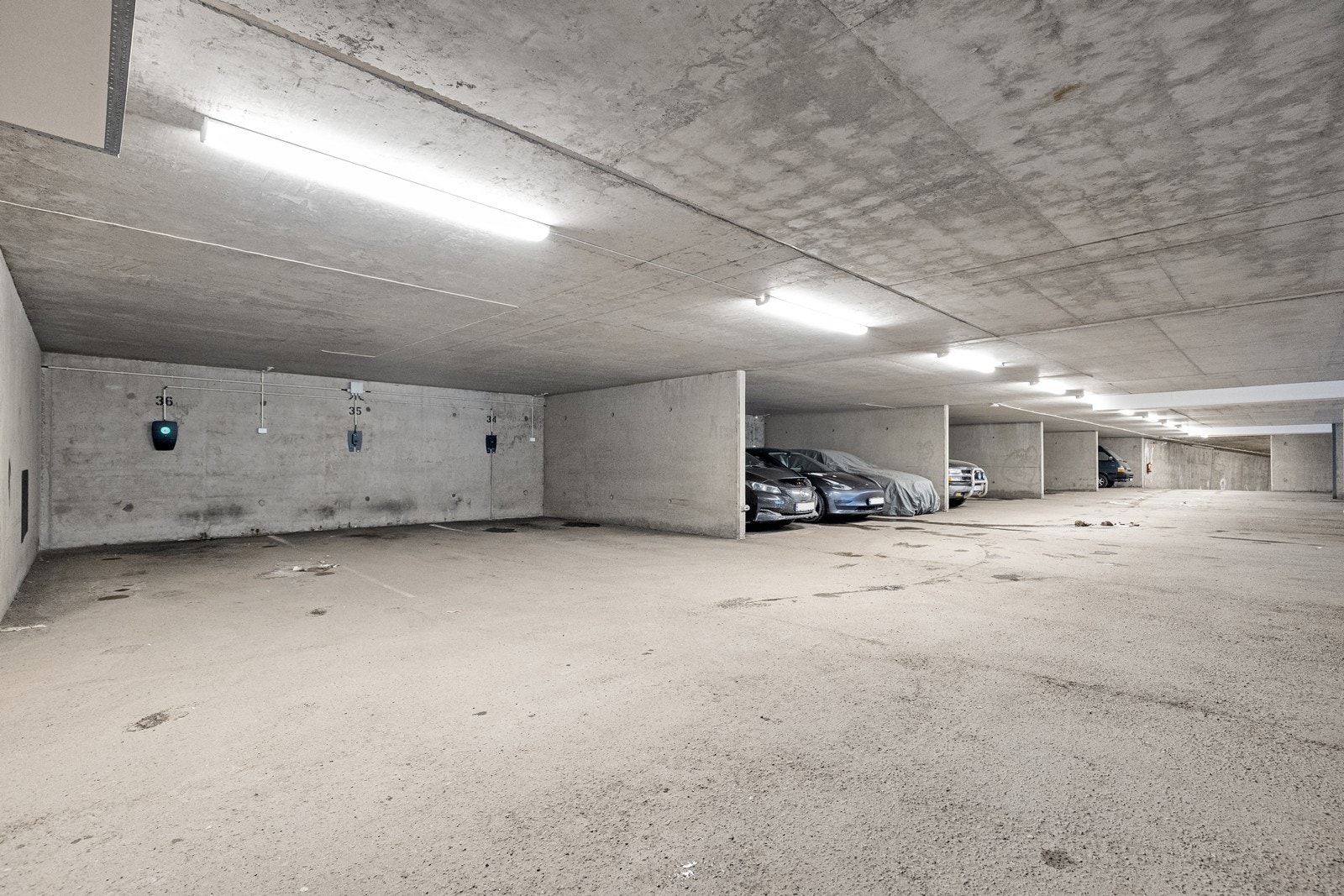 Garasje i underetasjen tilbyr parkering med asfalterte gangveier opp til boligene. Galleribilde