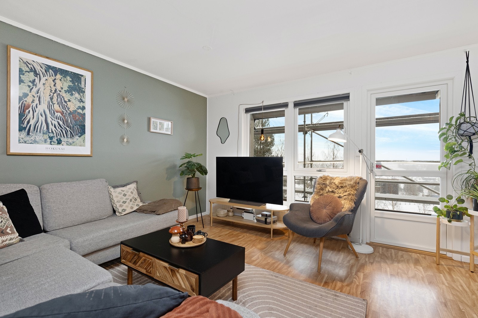 Utgang til balkong gir enkel tilgang til uteområdet fra stuen. Galleribilde