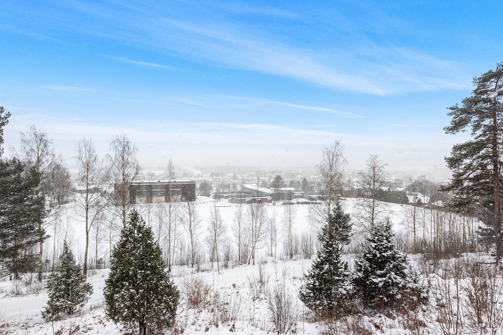 Fra eiendommen er det fin utsikt over både bebyggelse og natur. Galleribilde