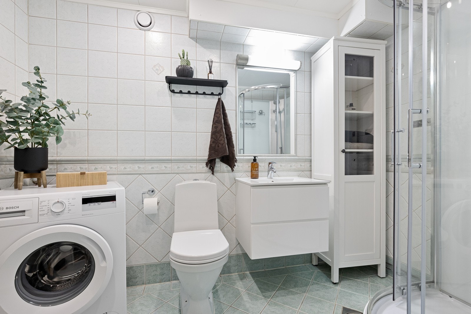 Badet er utstyrt med dusjkabinett og har opplegg for vaskemaskin, samt balansert ventilasjon. Galleribilde