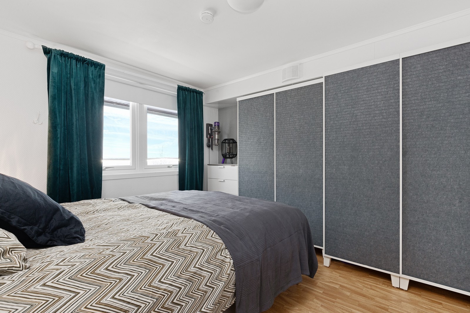 Soverommet har skyvedørsgarderobe som gir god oppbevaringsplass. Galleribilde