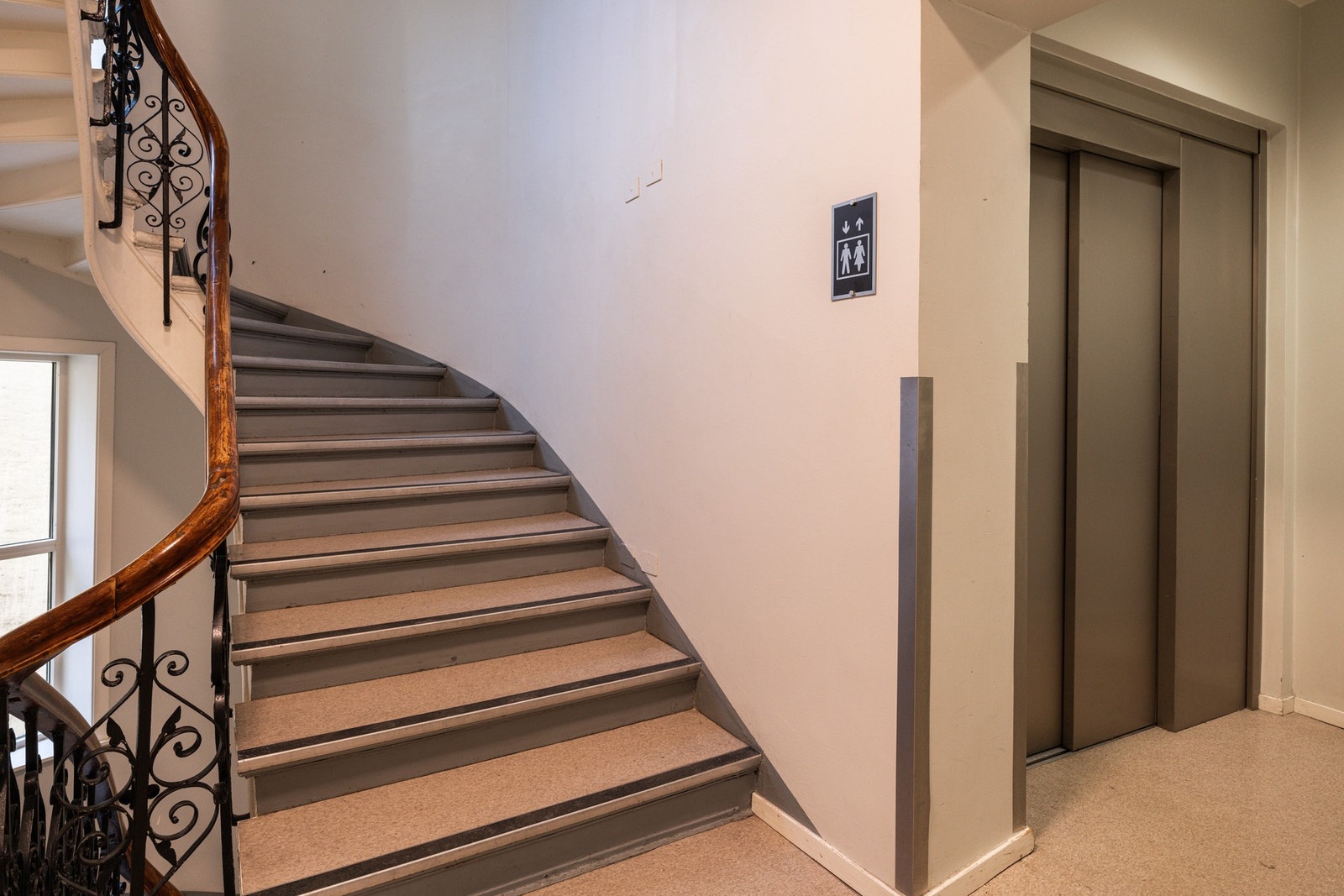 Leiligheten ligger i tredje etasje og har adkomst via heis eller trappoppgang Galleribilde