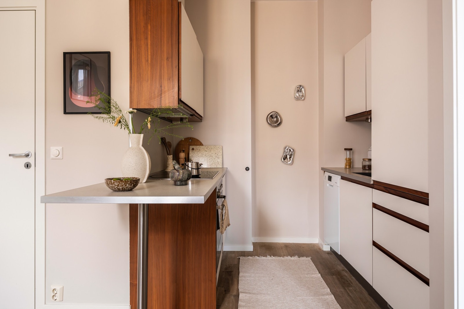 Tidsriktig kjøkkeninnredning fra HTH med belysning under overskap og laminat benkeplate Galleribilde