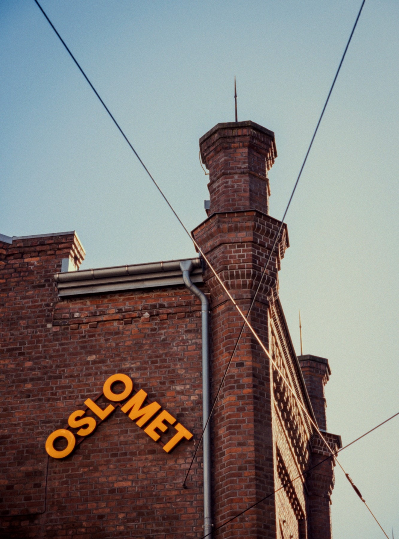 Det er kort gangavstand til OsloMet og kort vei/gode transportmuligheter til Universitetet i Oslo, Blindern, Tannlegehøyskolen, BI m. flere Galleribilde