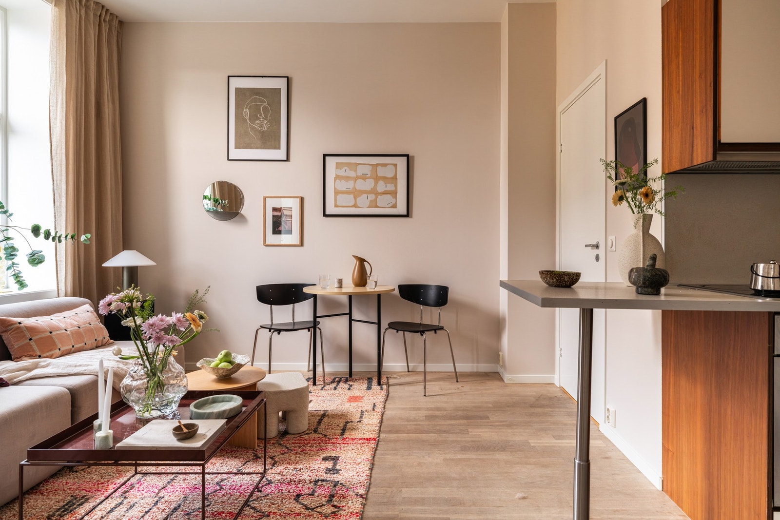 Store vinduer sørger for mye dagslys Galleribilde