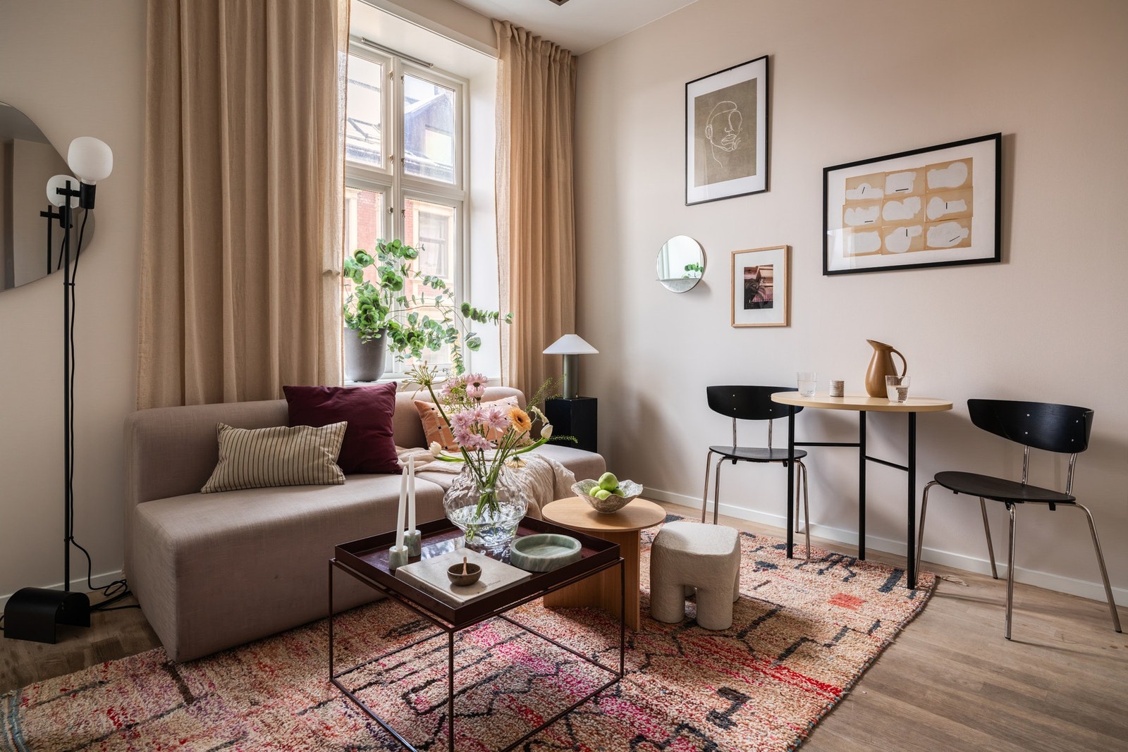 Stuen er luftig og kan innredes med møblement etter eget ønske Galleribilde