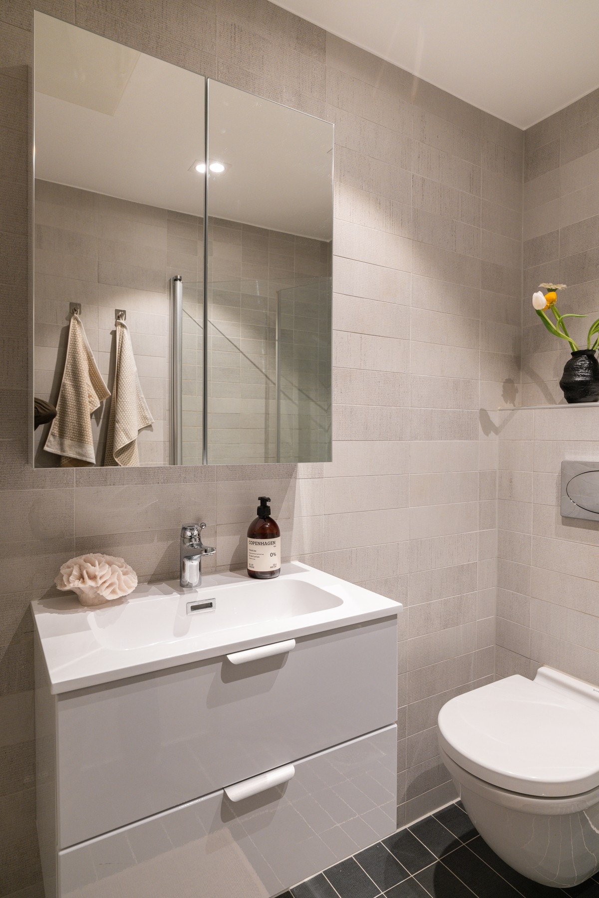 Badet er utstyrt med speilskap og servant med tidsriktig innredning Galleribilde