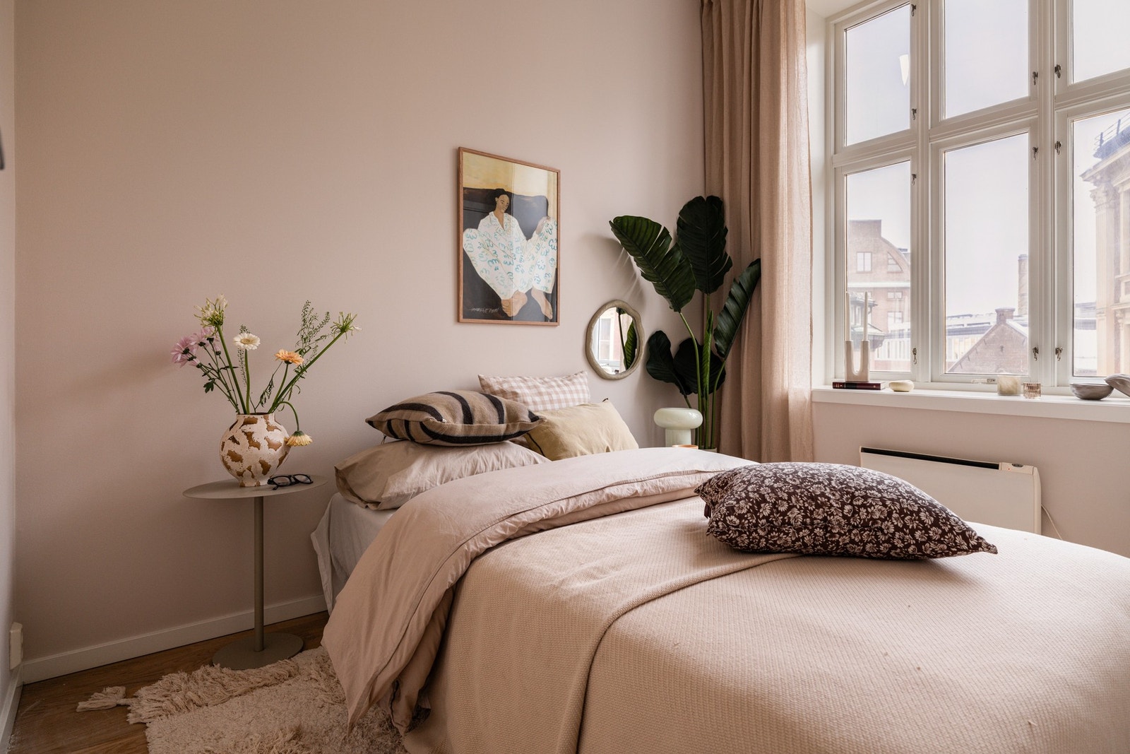 Et stort og innbydende hovedsoverom med flotte vindusflater og behagelig lysinnslipp Galleribilde