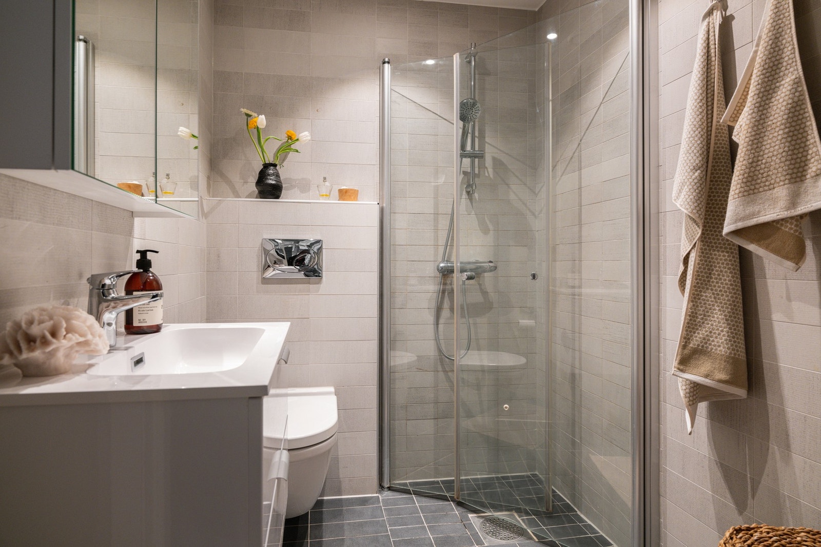 Flislagt bad/wc med varmekabler, avtrekk og downlights i himling Galleribilde