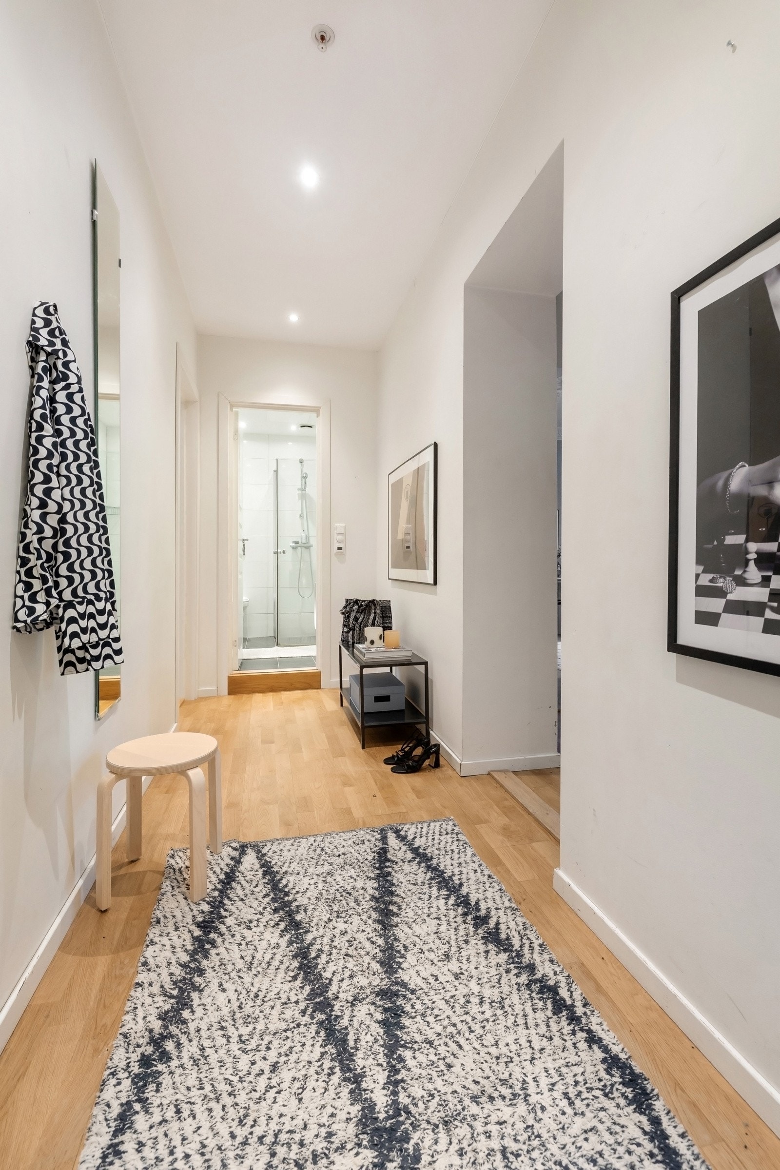 Velkommen inn - Leiligheten har en god intern beliggenhet i byggets 3. etasje. Galleribilde