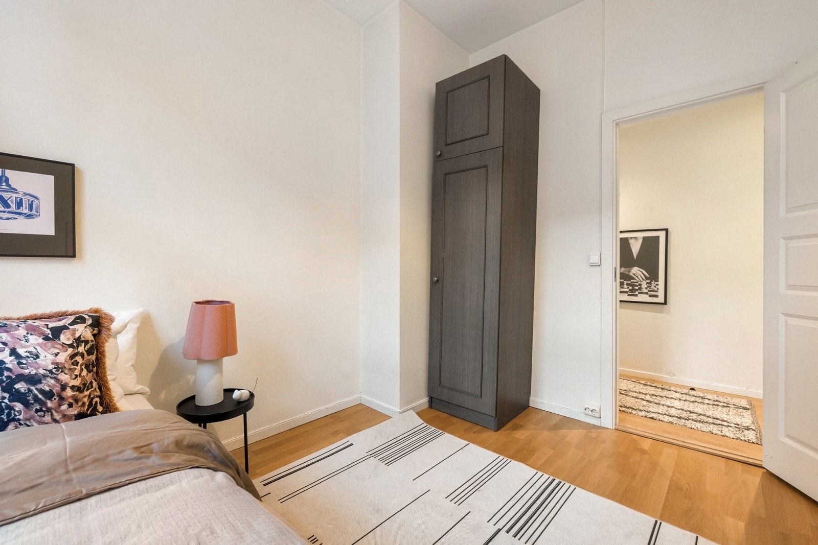 Soverom II har plass til både seng og skrivebord. Innredet med garderobeskap som medfølger kjøper. Galleribilde