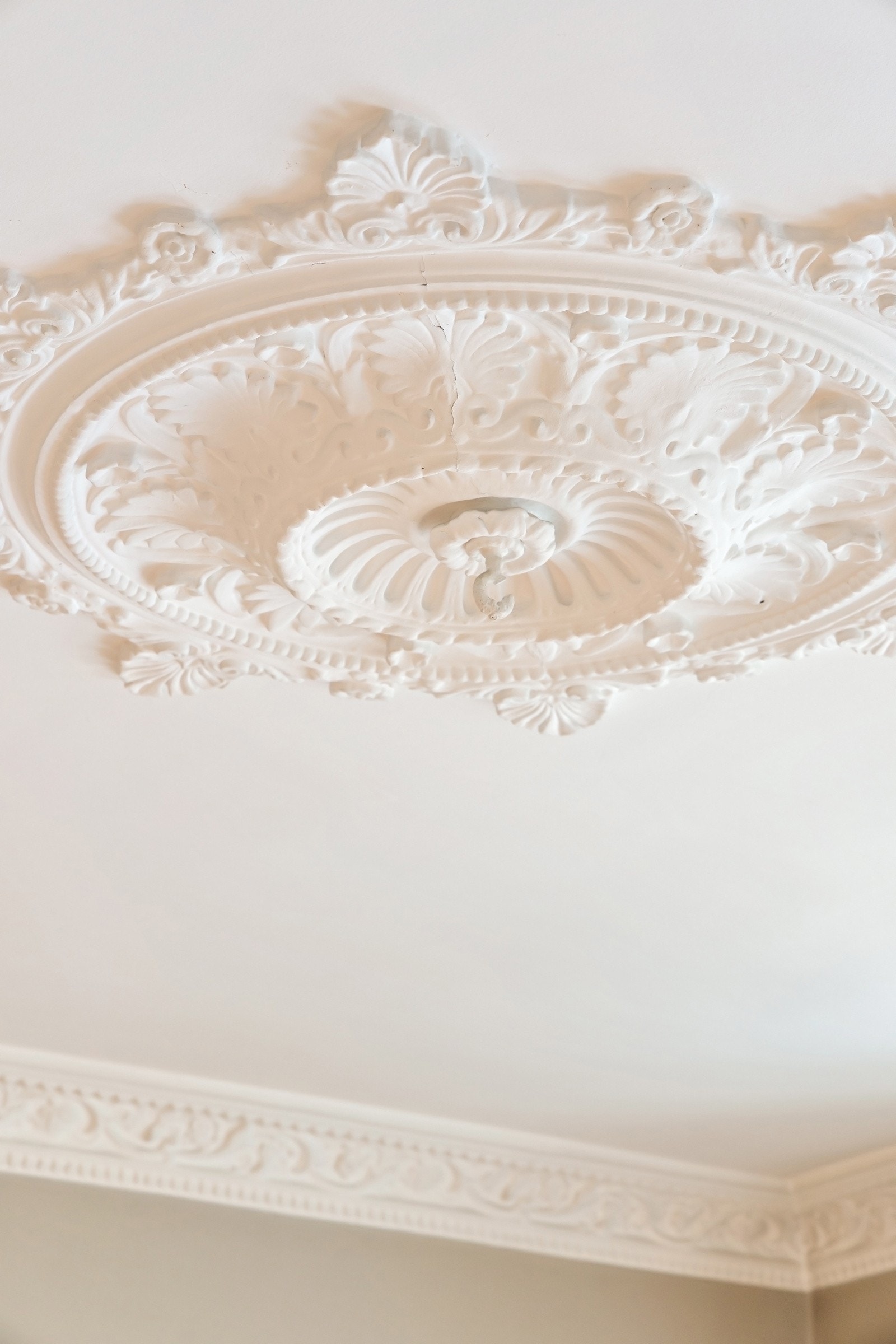 Vakre klassiske detaljer som stukkatur og rosett. Galleribilde