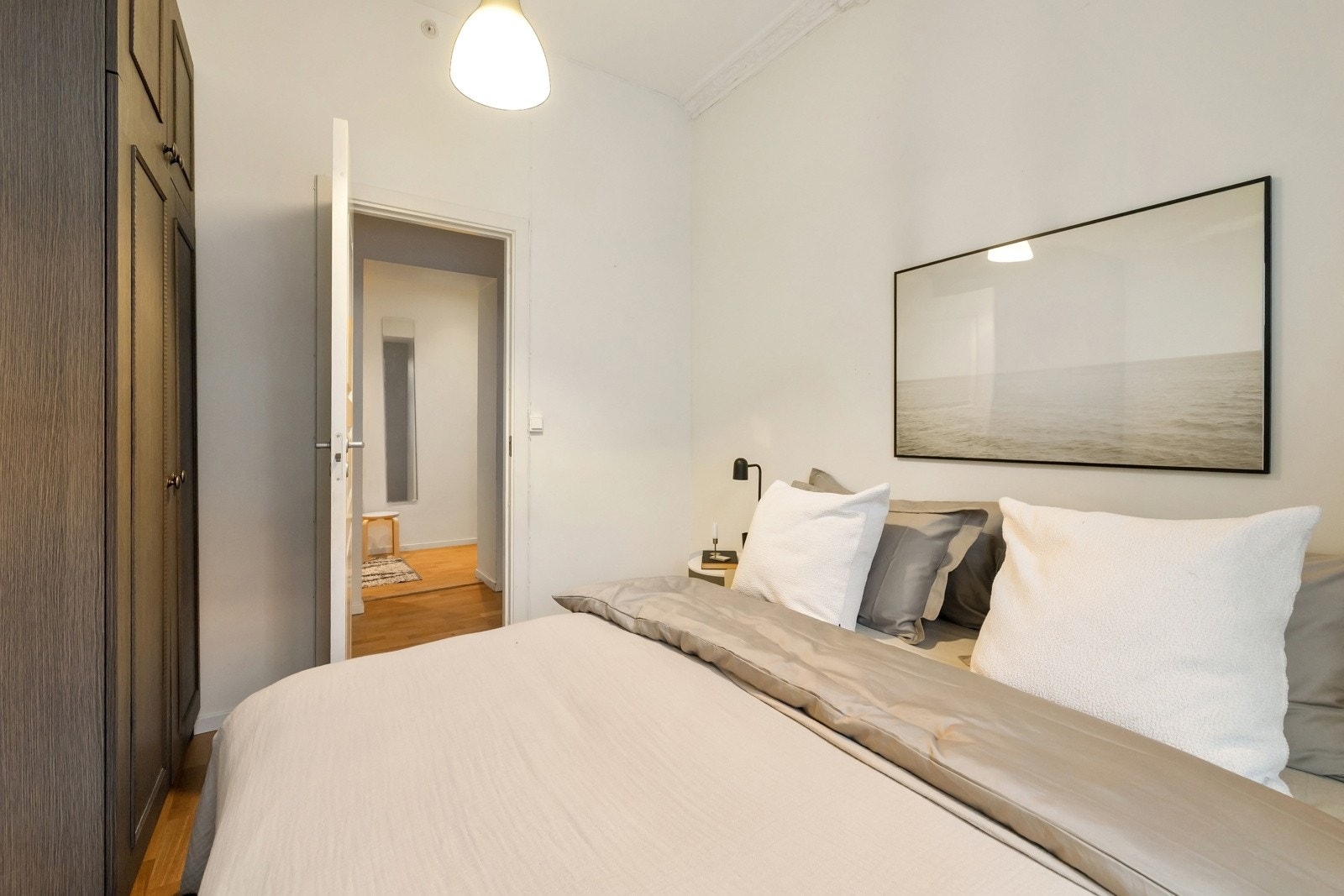 Det er videre plass til garderobeskap som medfølger salget. Galleribilde