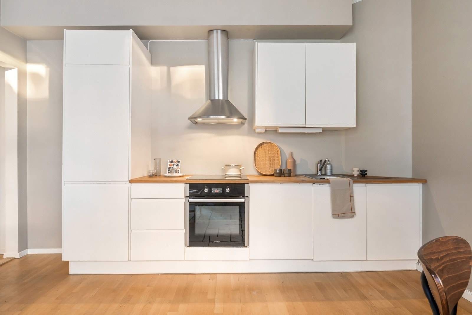 Det er integrert kjøl/fryseskap, oppvaskmaskin, stekeovn og platetopp med induksjon. Galleribilde