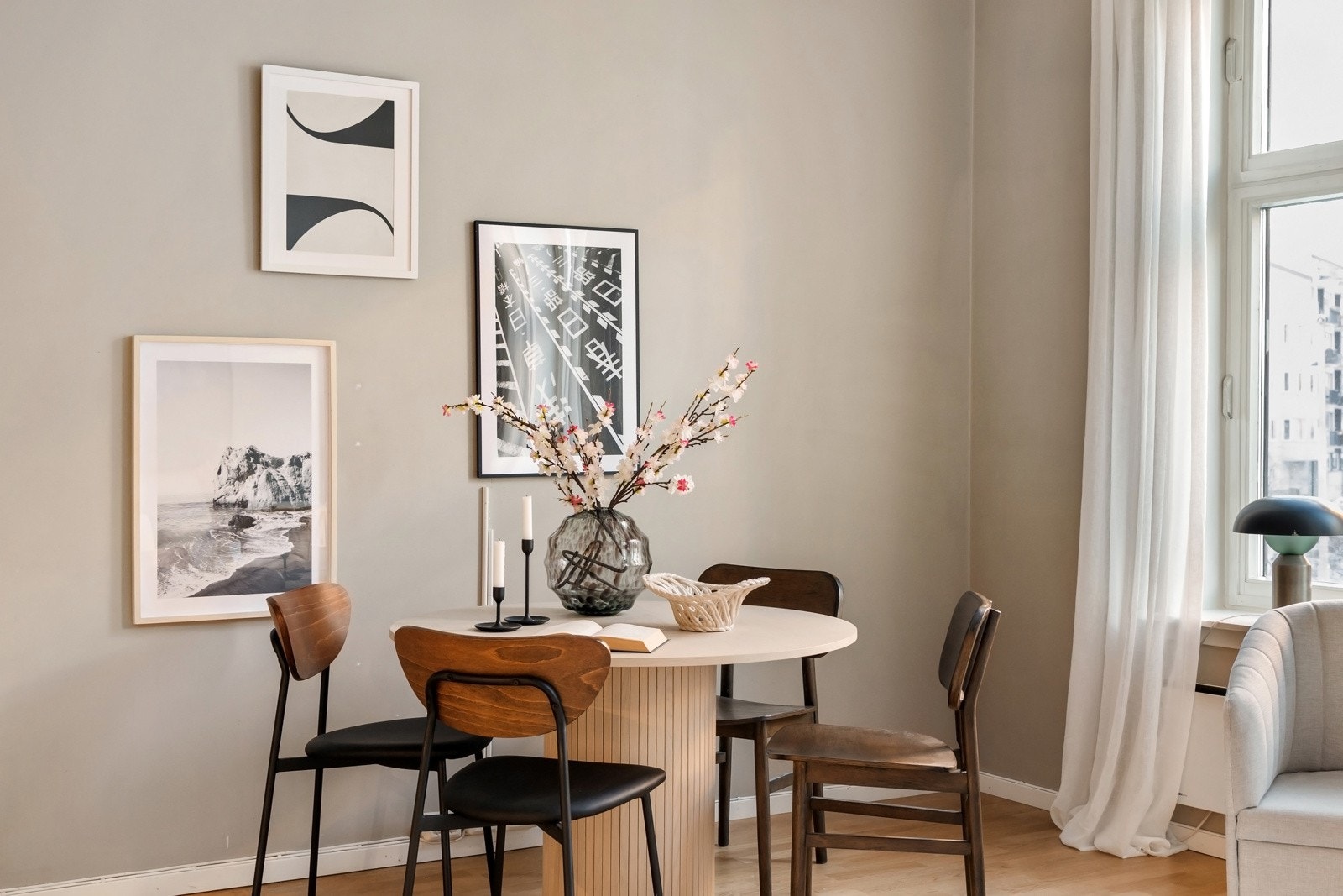 Klassisk stue med store vindusflater som slipper inn rikelig med naturlig lys. Galleribilde