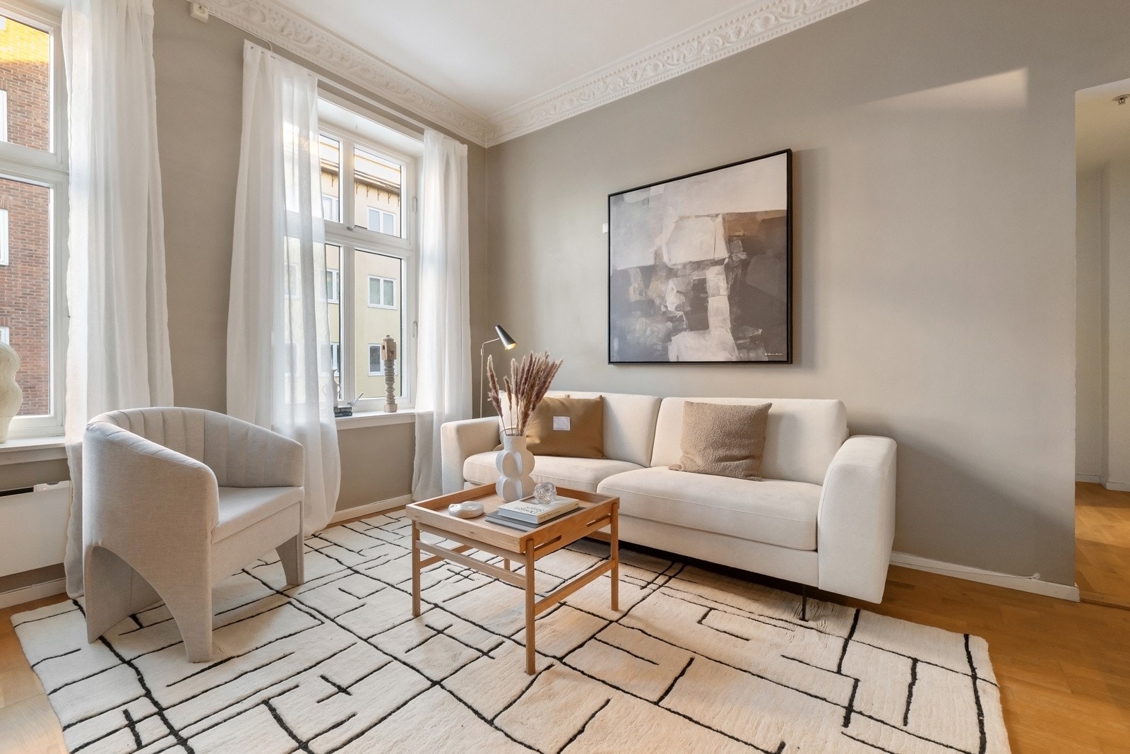 Her er det gode møbleringsmuligheter med plass til sofagruppe med tilhørende møblement og spisebord. Galleribilde