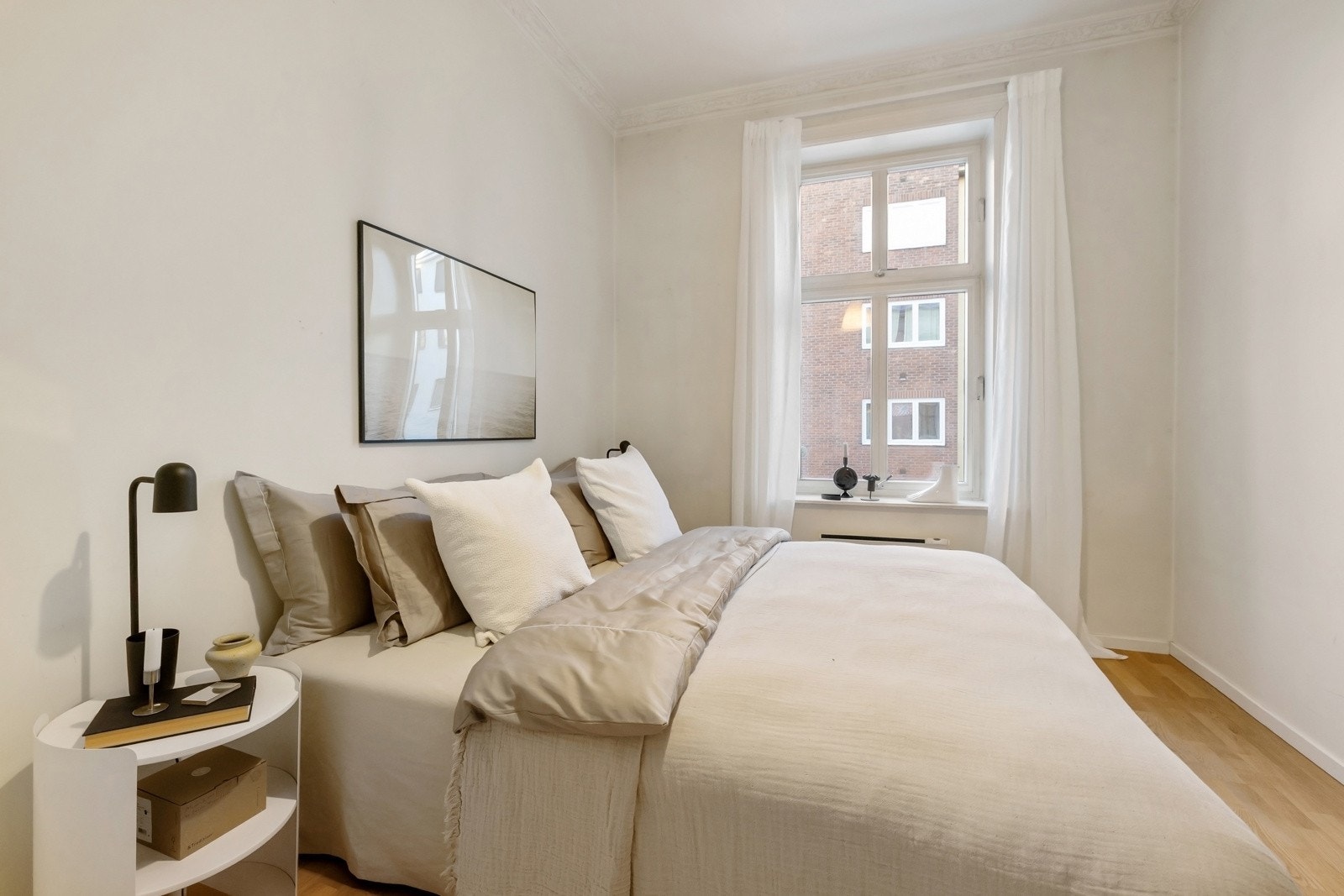 Hovedsoverommet er romslig og gir god plass til en dobbeltseng med nattbord på hver side. Galleribilde