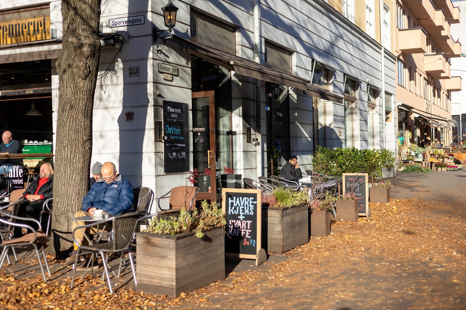 Ca. 3 min gange til Kaffebrenneriet med mange kaffesorter med fargerike lapper, hjemmekoslig innredning med informative kritt-tavler og dempet atmosfære. Galleribilde