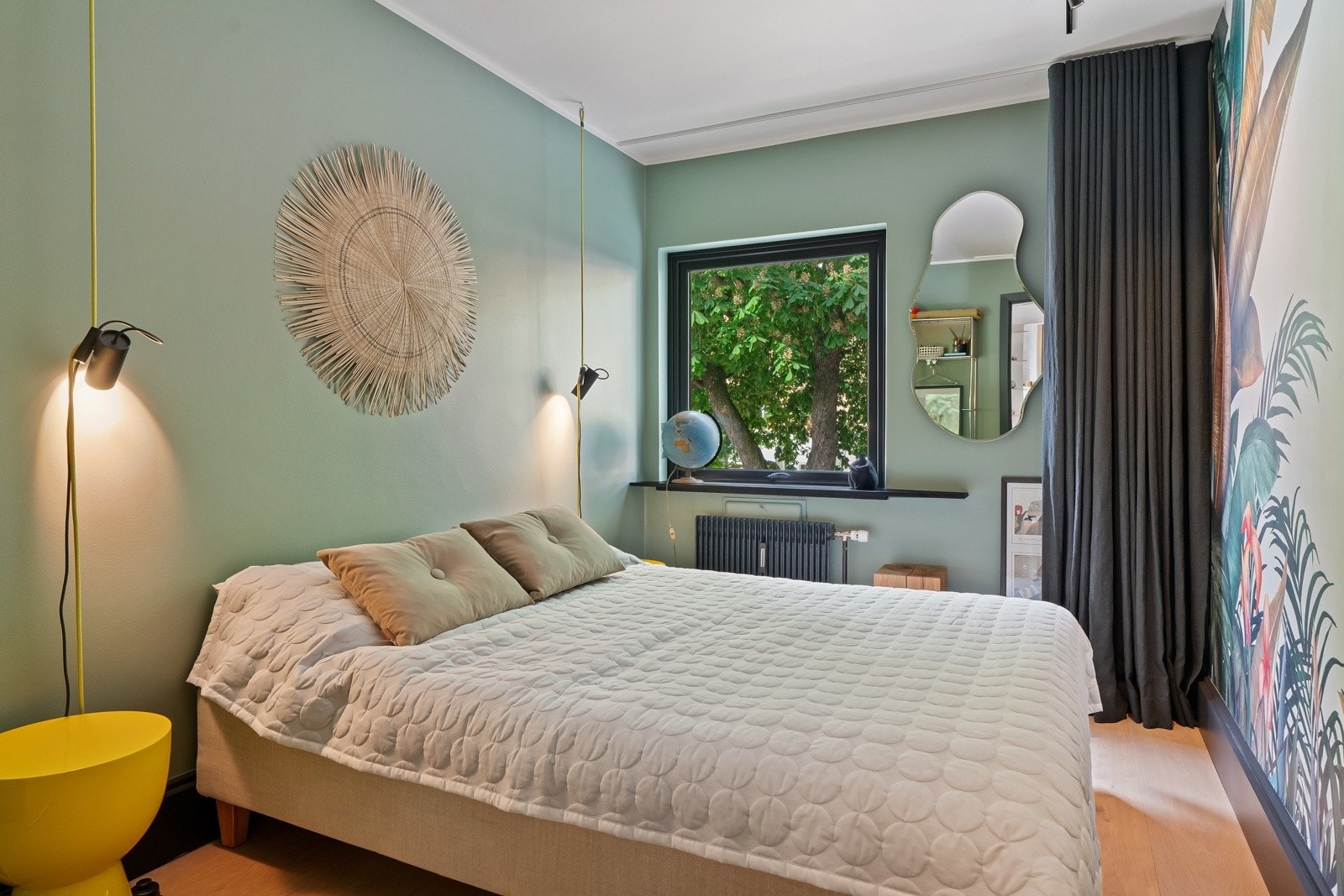 Soverom nummer to er også av god størrelse med plass til dobbeltseng, nattbord og tilhørende møblement. Vinduet gir et flott og grønt utsyn i sommerhalvåret. Galleribilde