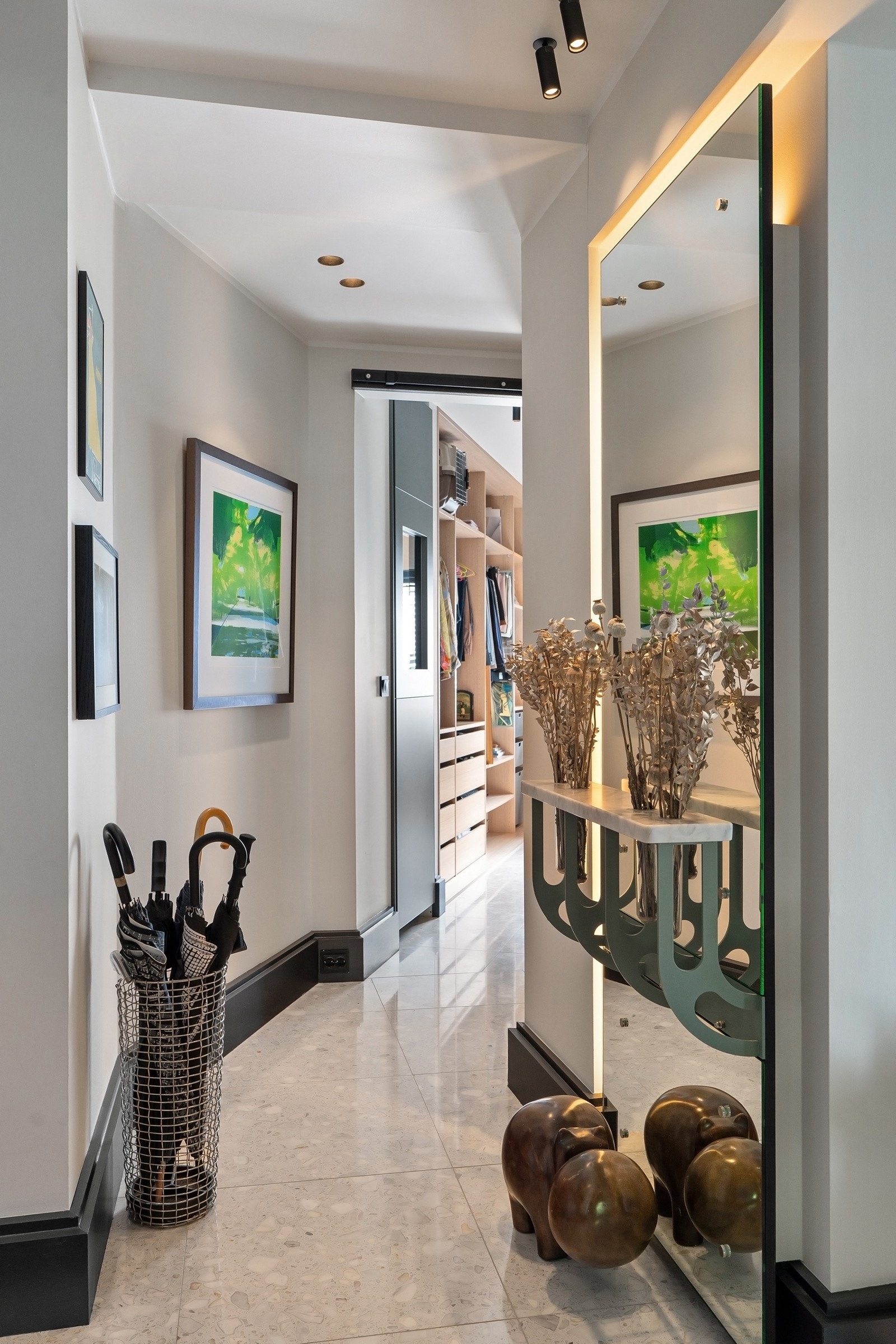 Entréen er romslig og gir et svært godt førsteinntrykk av leiligheten. Her står en spesialdesignet skjenk, tegnet av arkitekten. Galleribilde