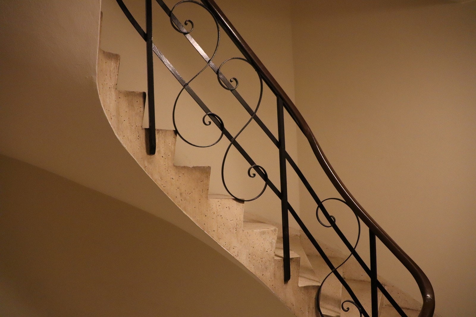 Boligen har en innvendig bod med hyller og eget ladepunkt for støvsuger. I tillegg medfølger en kjellerbod på 4 kvm. Galleribilde