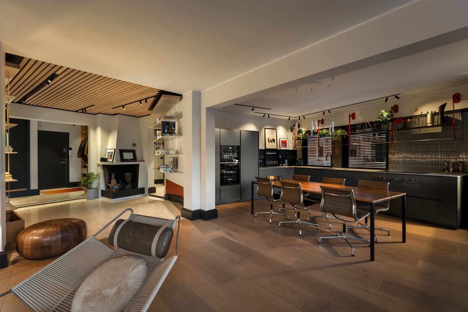 Beliggende i et av Frogners mest ettertraktede områder, byr boligen på en lys og luftig atmosfære med gjennomlysning fra tre sider (vest, syd og øst). Galleribilde