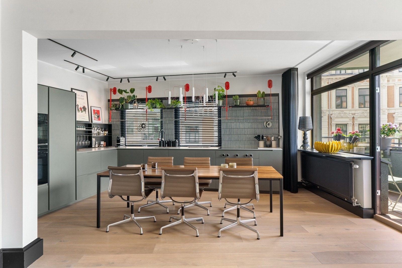 Kjøkkenet fra Poliform Varenna (Expo-Nova) er eksklusivt utformet med en åpen "shaker-løsning" i bakgrunnen og japanske fingerfliser i forgrunnen. Galleribilde