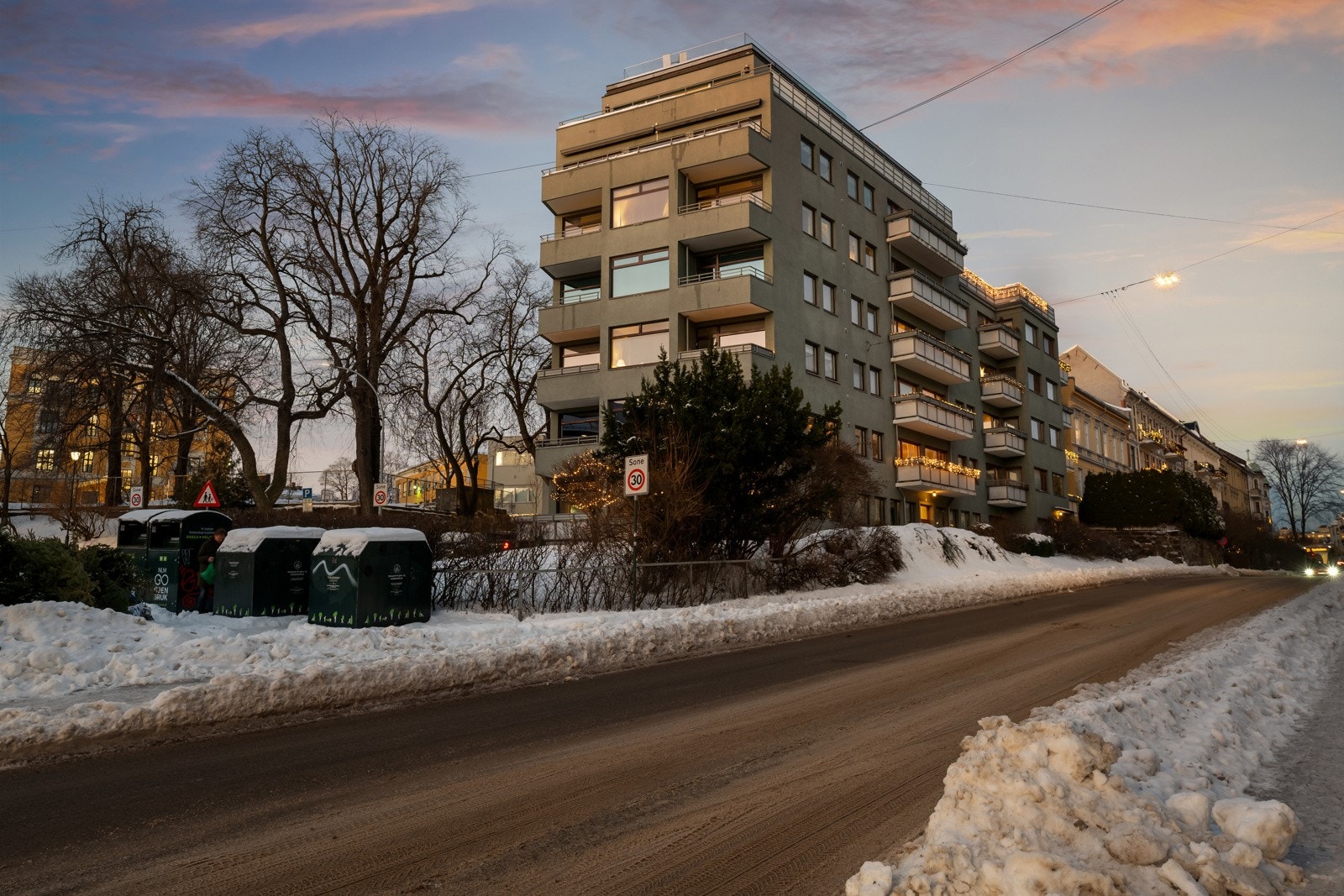 Bebyggelsen preges av store byvillaer og elegante bygårder fra 1800-tallet, og området huser i dag mange ambassader og ambassaderesidenser. Galleribilde