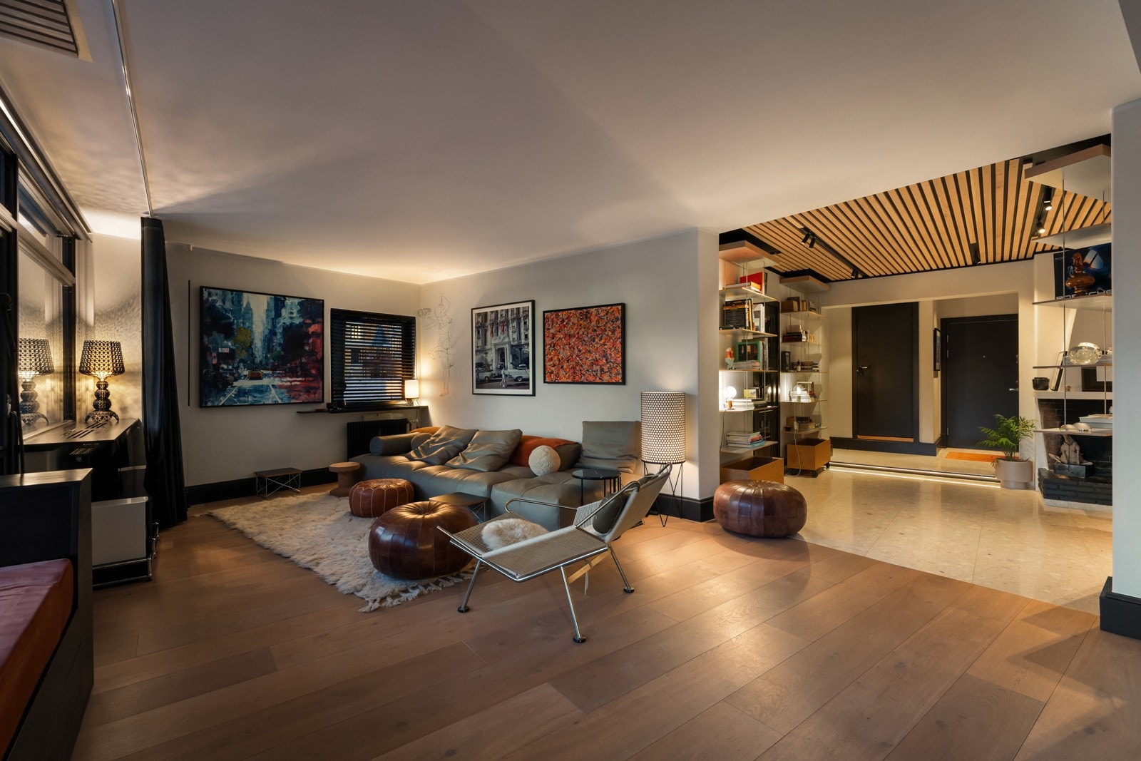 Vinduer med trippelglass sørger for god lydisolasjon, og i stuen er det spesialtilpasset to-sjikts solavskjerming fra Silent Gliss. Galleribilde