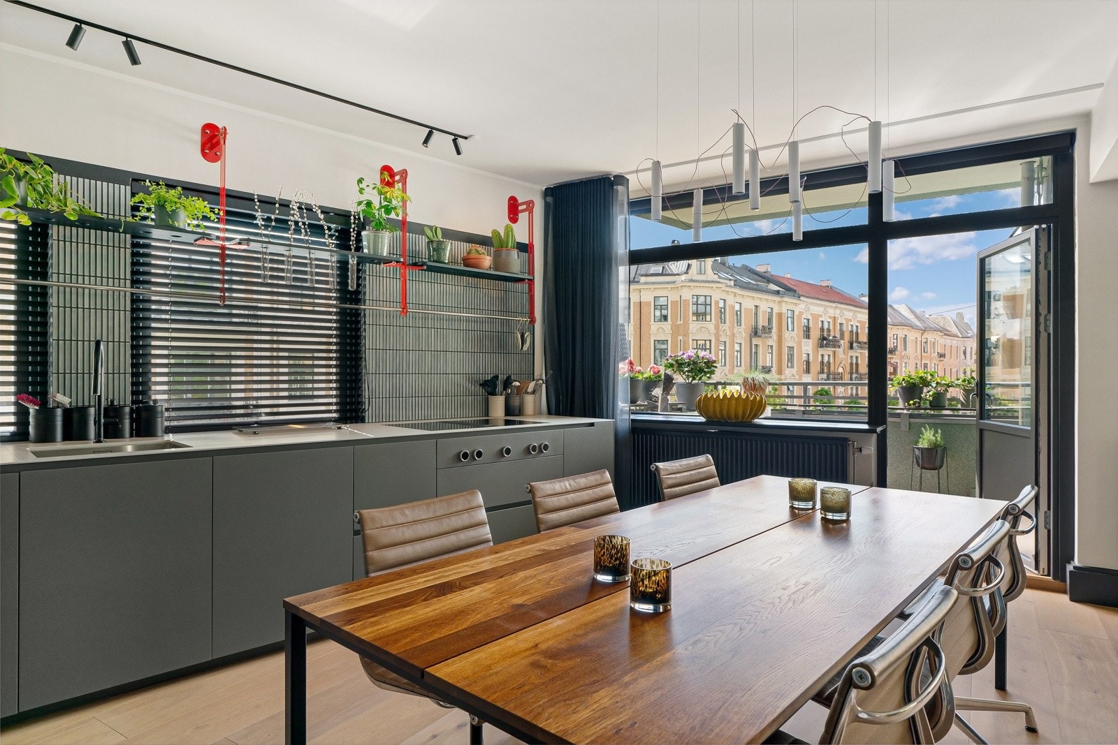 Innredningen har glatte, matte fronter og en 75 cm bred benk med kompositt benkeplate. Utstyrt med integrerte hvitevarer fra Miele, inkludert stekeovn, dampovn, keramisk koketopp med kullfilter avtrekksvifte, oppvaskmaskin, kjøl og frys. Galleribilde