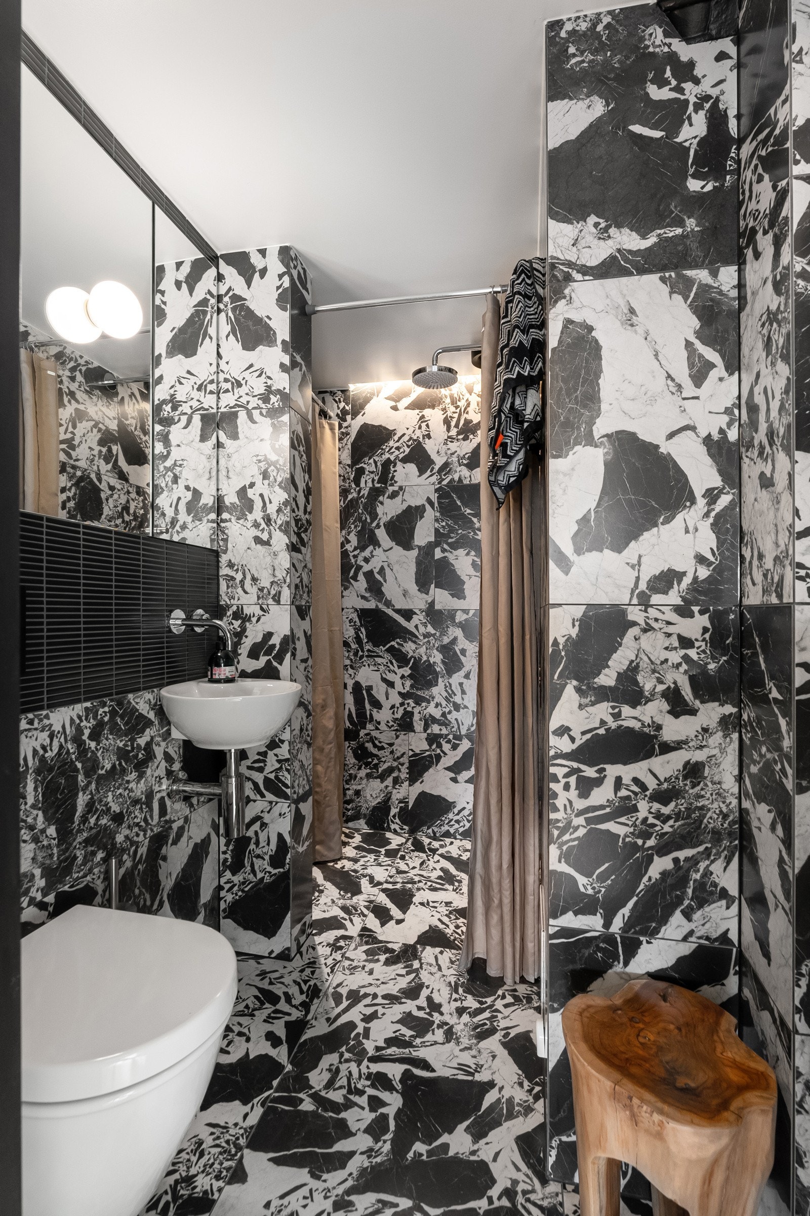 Baderom nummer to ble bygget helt nytt i 2022. I en nisje er det opplegg for vaskemaskin og tørketrommel fra Hisense. Galleribilde