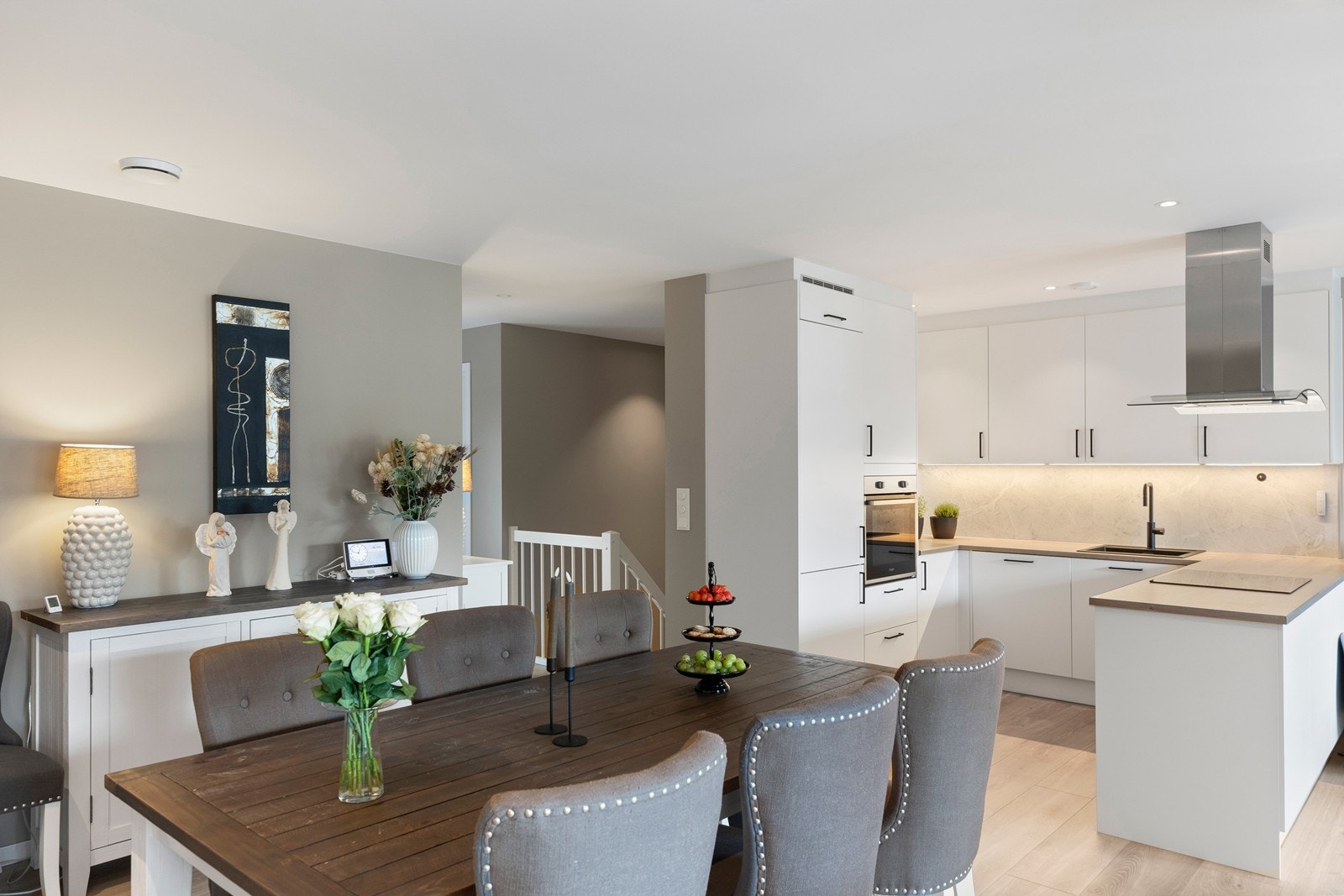 Denne harmoniske blandingen av funksjonalitet og moderne design gjør dette rommet ideelt for både avslapning og underholdning. Galleribilde