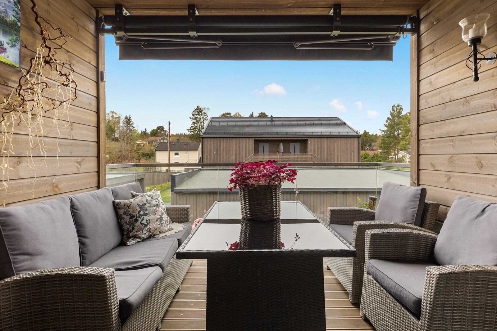 Fra stuen er det utgang til overbygd veranda med markise, lun og god uteplass. Galleribilde