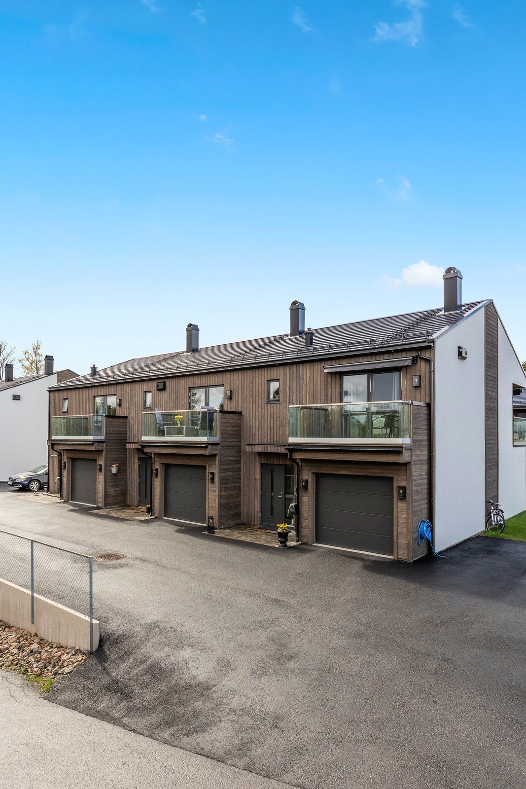 Boligen ble oppført i 2023 og går over 2 plan. Galleribilde