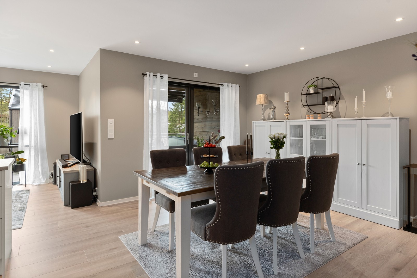 Stuen har både plass til en sentral plassert spisestue, oppbevaringsmøbler, samt en koselig sittegruppe. Galleribilde