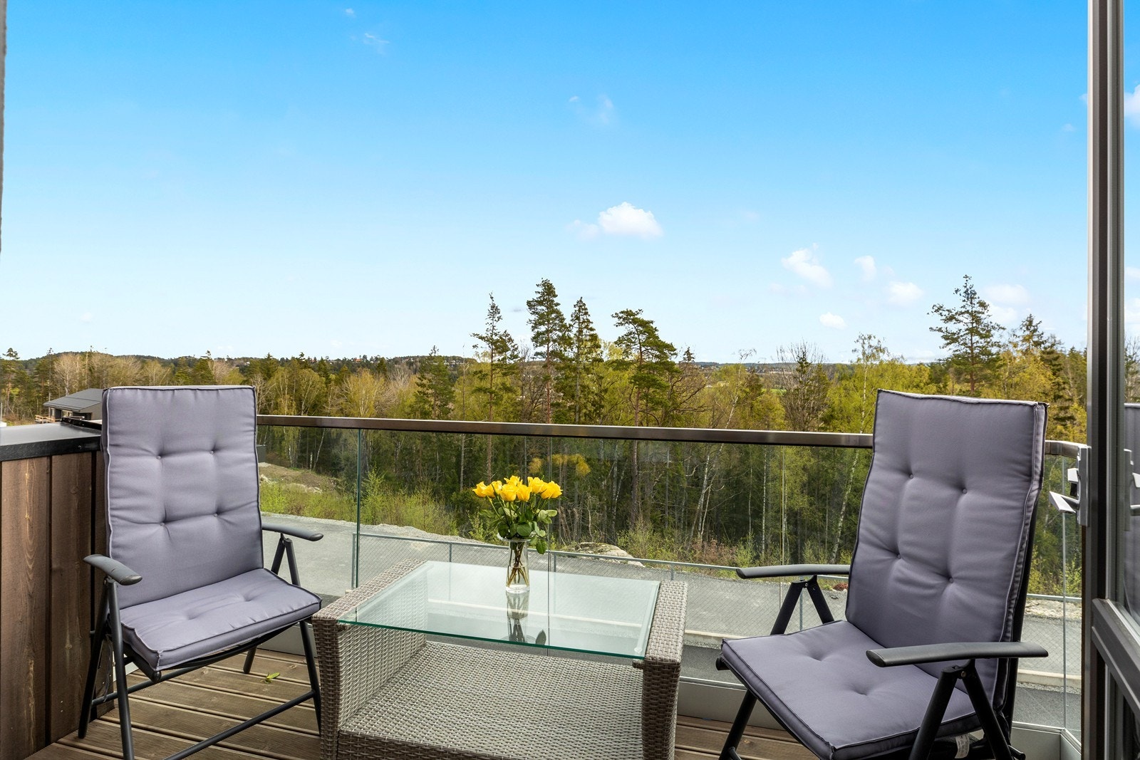 Fra hovedsoverom i 2. etasje er det utgang til koselig veranda. Galleribilde