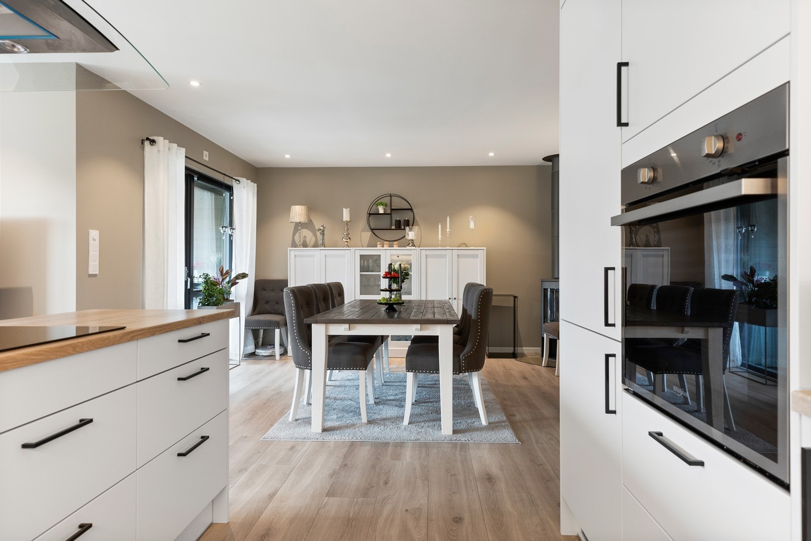 Kjøkkenet fører direkte til en romslig spisestue, som er ideell for middager med familie og venner. Galleribilde