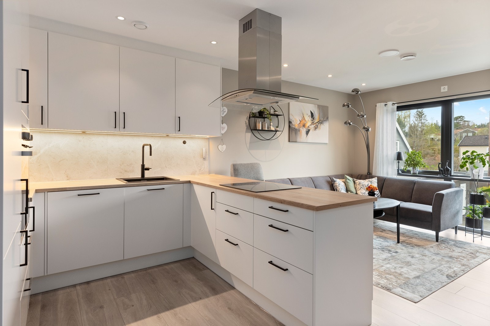 Kjøkken i åpen løsning i stue, noe som inveterer til matlaging og sosiale anledninger. Galleribilde