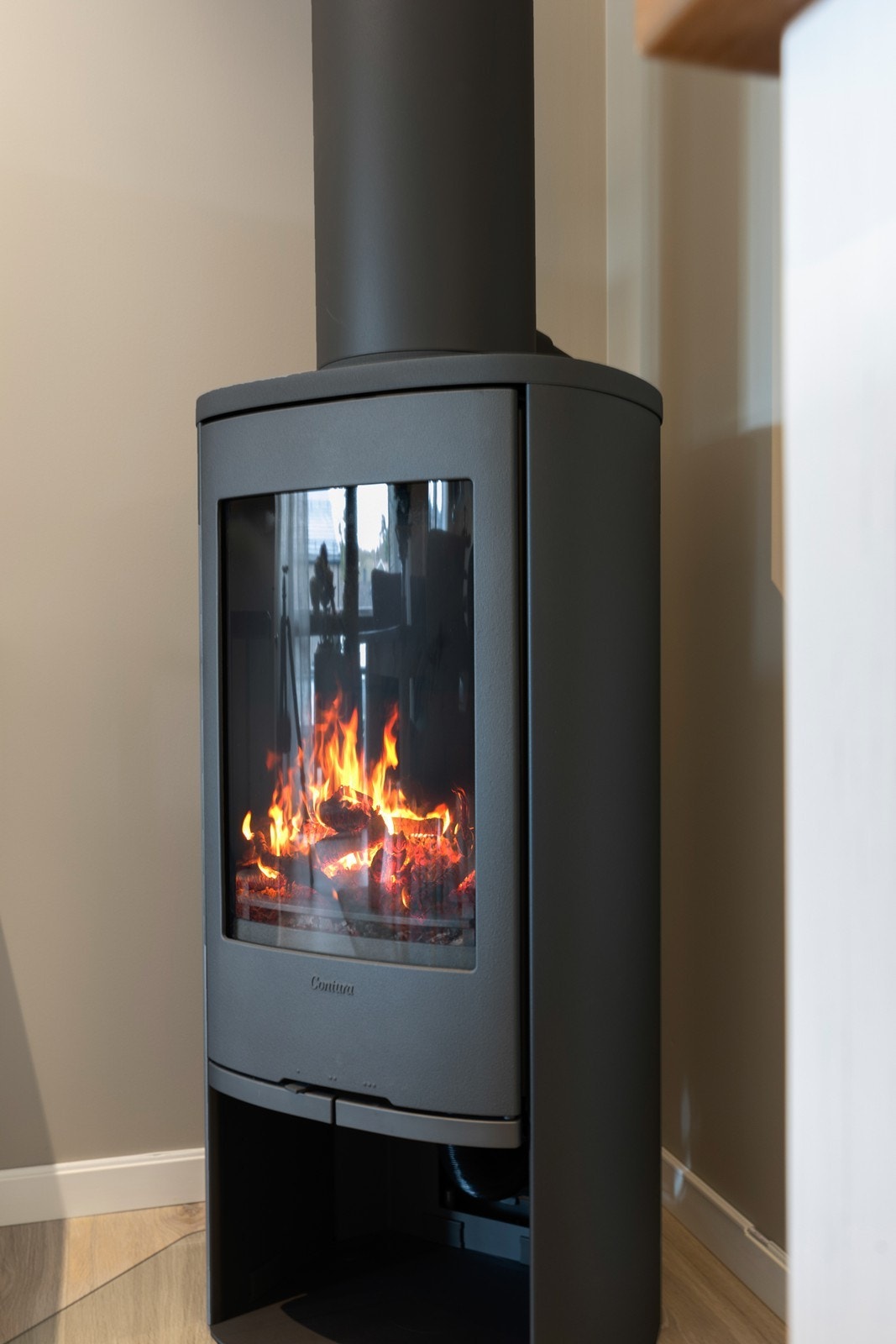 I stuen er det plassert en vedovn som gir komfort ved kalde vinterkvelder. Galleribilde