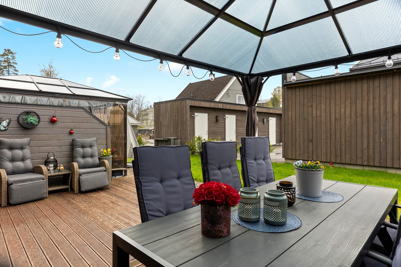 I 1. etasje er det oppført en stor terrasse med god plass til utemøbler og grill. Galleribilde