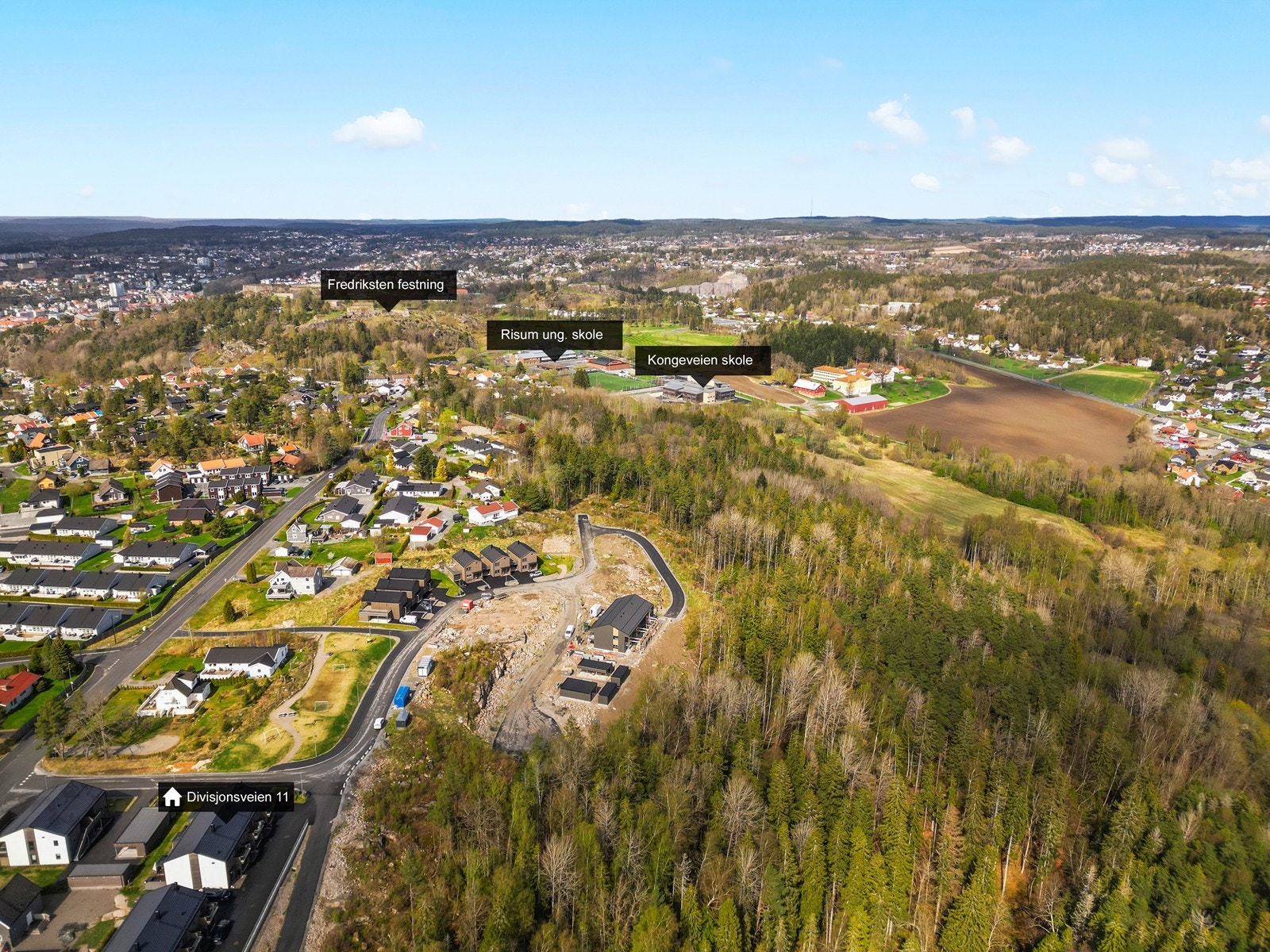 Eiendommen er beliggende i et rolig og nyere etablert boligområde, med kort avstand til både sentrum og naturskjønne omgivelser. Galleribilde