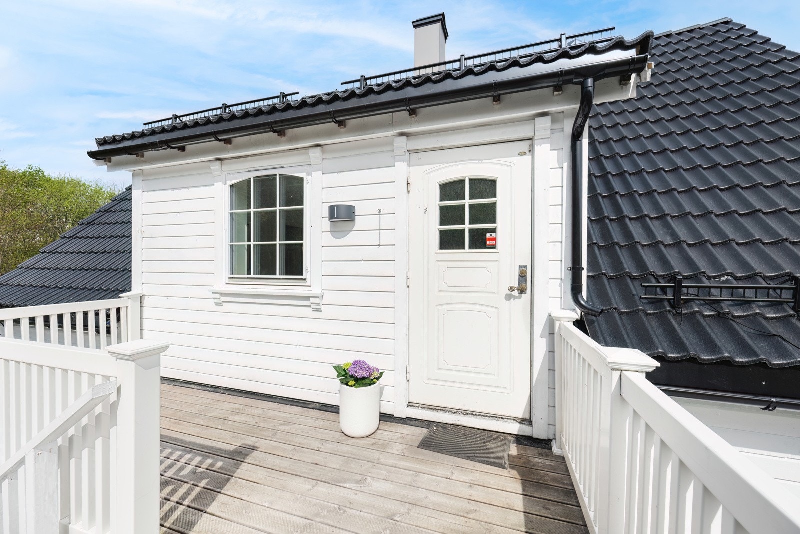 Terrasse og entre til hovedetasjen på baksiden av boligen Galleribilde